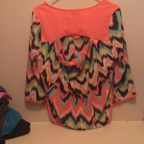 Dressy nice top. Comfortable and flowing - Picture 4 of 5